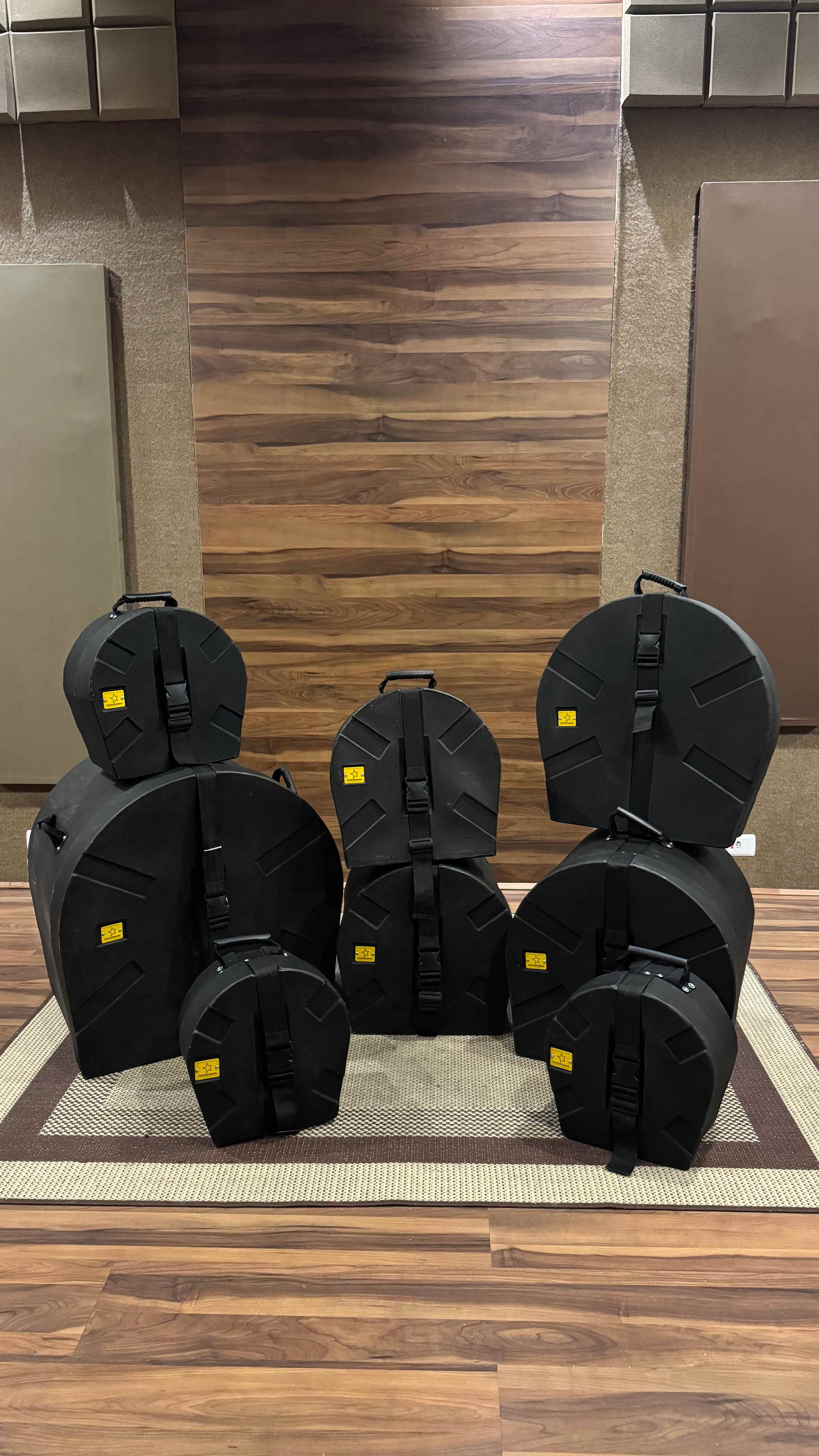 Hard cases empilhados