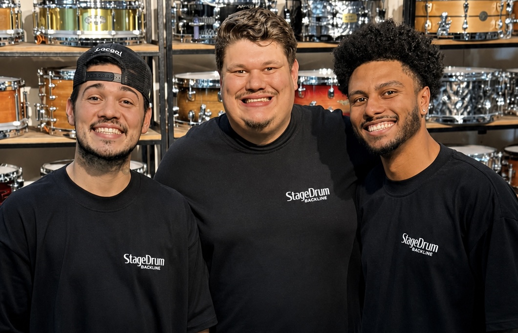 Equipe StageDrum - os três fundadores em frente ao estúdio